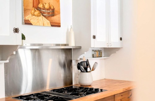 North University House | Cozy Cottage Near Downtown and University of Texas