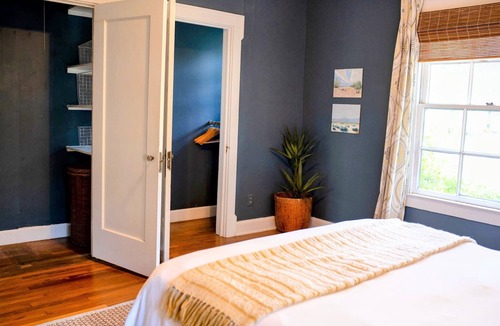 North University House | Cozy Cottage Near Downtown and University of Texas