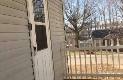 Stoneville House | Cozy Cottage - travelers or contract workers welcome