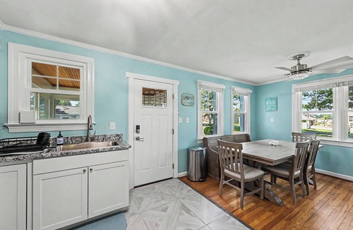 Colonial Beach Cottage | Cozy Cottage with Bay Views, Steps to Water - Grey Goose on Monroe Bay