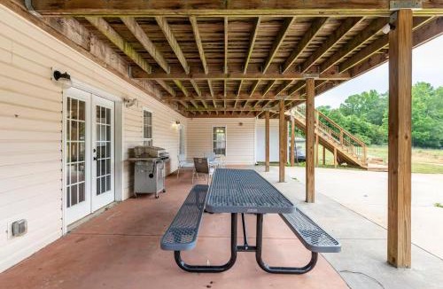 Inman Apartment | Cozy Country Poolside Getaway, 2BR, Near ATL