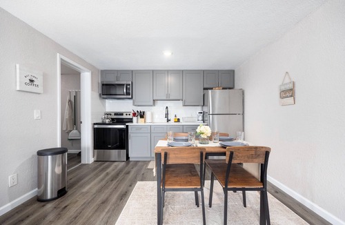 Columbus Apartment | Cozy den in Columbus