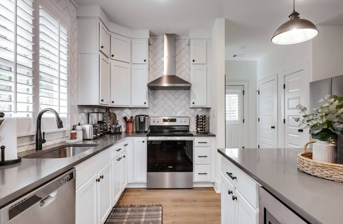 Watkinsville House | Cozy Downtown Retreat! Patio + Fire Pit + Garden