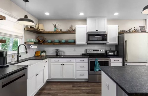 Gainesville House | Cozy Family Lakehouse with Winter Lakeview, Hot Tub, Arcade, Mini Golf, Kng Beds