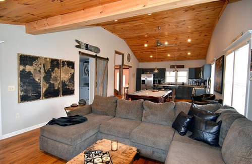 Marion House | Cozy farmhouse! Pool table, fire pit, minutes to Lake James, downtown Marion!