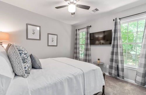 Cartersville House | Cozy Getaway: Extended Stay, 5BR Open Air Near DT