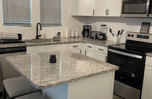 Hickory House | Cozy Guest House located near downtown!