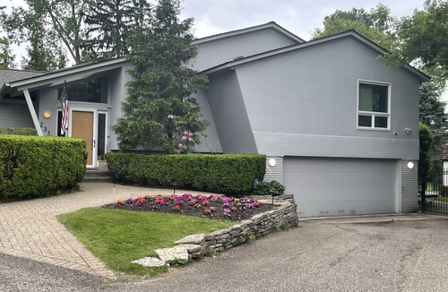 West Bloomfield House | Cozy home with direct lake view