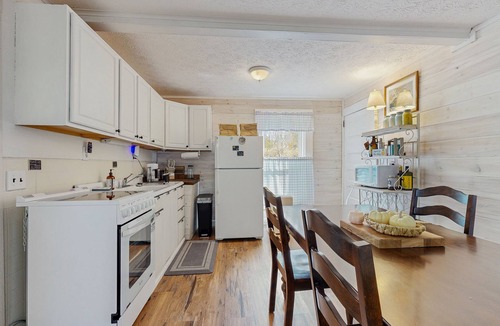 Hendersonville Cottage | Cozy Hendersonville cottage with Wifi, deck, grill & easy access to adventures