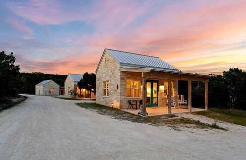 Dripping Springs Cottage | Cozy Hill Country Cottage Rental for Romantic Weekend Getaways from Austin