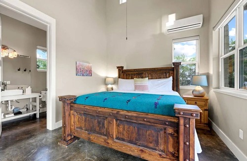 Dripping Springs Cottage | Cozy Hill Country Cottage Rental for Romantic Weekend Getaways from Austin