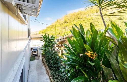 Liliha - Kapalama House | Cozy Home Downtown, 2 Bed 1 Bath - Free Parking