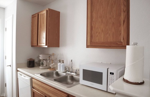 Waterloo House | Cozy Home - King Bed - Pet Friendly - 25 Min to downtown