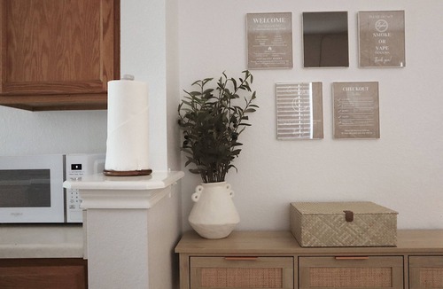 Waterloo House | Cozy Home - King Bed - Pet Friendly - 25 Min to downtown