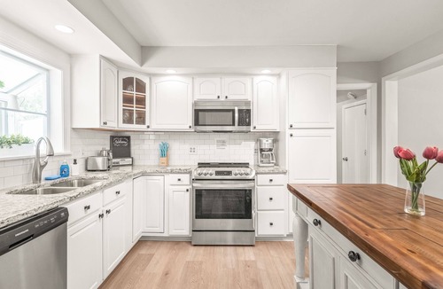 Charlotte House | Cozy Home near CLT Uptown, Super Fast Wi-Fi