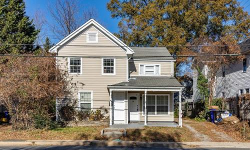 Bluemont House | Cozy House 10min to Monuments and DC by CozySuites