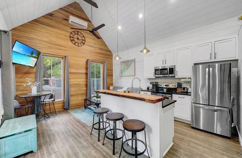 Charleston House | Cozy Island Cottage