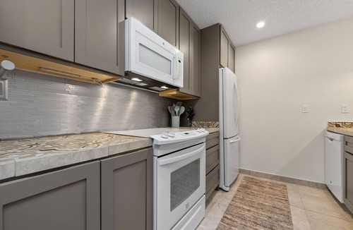 Maunaloa Condo | Cozy island getaway with access to pool, hot tub, & private washer/dryer