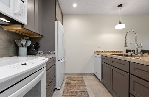 Maunaloa Condo | Cozy island getaway with access to pool, hot tub, & private washer/dryer