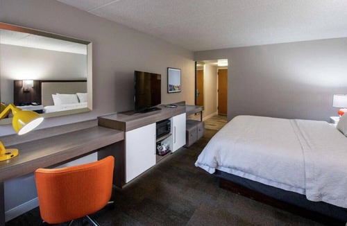Gainesville House | Cozy King Room! Best in Luxury & Comfort
