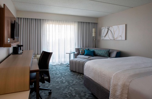 Norcross Hotel | Cozy King Stay! Free Parking, Pets Allowed, Onsite Pool!