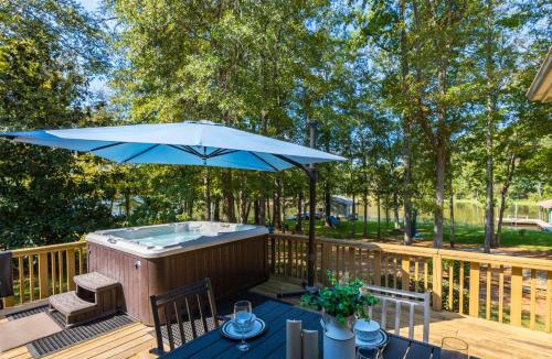 Eatonton House | Cozy Lake Cabin Porch Hot Tub Fire Pit