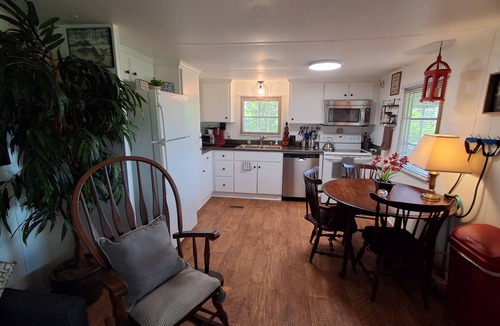 Shorterville Cottage | Cozy LAKE EUFAULA GETAWAY Cottage-Couples-Honeymoon-Family-Fisherman-BOAT Parkin