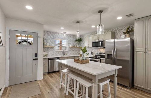 Granbury House | Cozy Lake Granbury Getaway | Hot Tub & Fire Pit