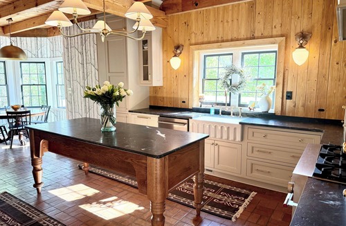 Gainesville House | Cozy Lake House w/Private Dock on Lanier - 4BR + 2BR Basement Apt