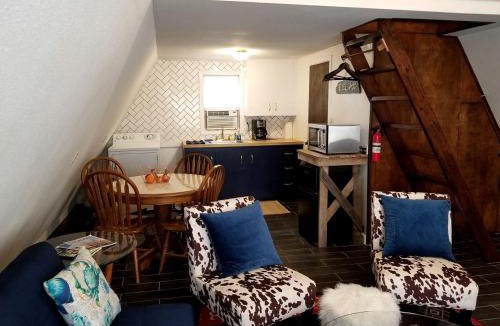 Cisco Ski Chalet | Cozy Lakefront A-Frame Cabin with Dock Access & BBQ Near Lake Cisco, TX