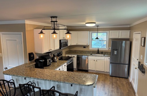 Bumpass House | Cozy Lakefront House on Lake Anna public side!