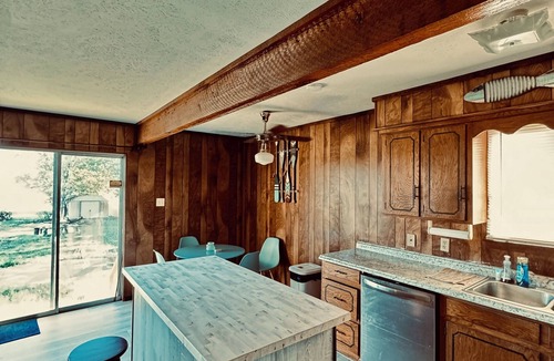 Gun Barrel City House | Cozy lakefront 3-bedroom house with WiFi, AC, fireplace, huge backyard