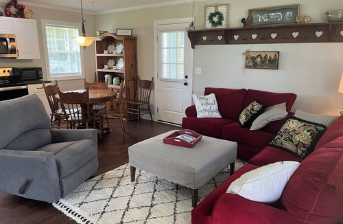 Williamston House | Cozy little guest house on Turkey Creek Farm!