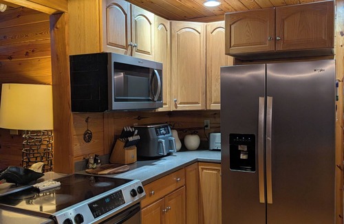 Boiling Spring Lakes Cabin | Cozy Log Cabin Retreat - Beach & Town Access! Hot Tub, Fire Pit & More!