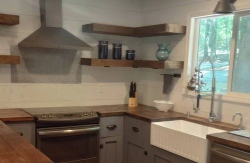 McDonough House | Cozy Luxury Cabin Retreat 30 min from Atlanta. Swimming Pool in Backyard + Deck