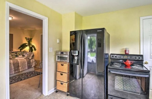 Central Newport News House | Cozy Marina Home, Pet Friendly, Free Parking, huge yard for pets and boats