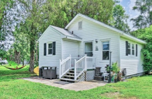 Central Newport News House | Cozy Marina Home, Pet Friendly, Free Parking, huge yard for pets and boats