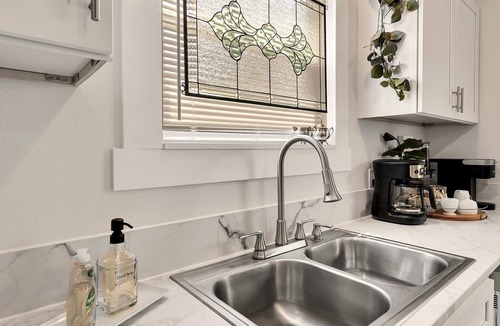 Brazos House | Cozy Mint Cottage - Magnolia/Baylor/Downtown Waco