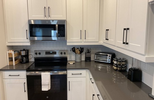Durham House | Cozy Modern duplex 3 bed 3 bath Unit A with WiFi, AC in superb Durham