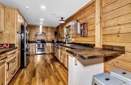 Old Fort Cabin | Cozy Mountain Cabin with Long-Range Views near Waterfall Park in Old Fort, NC