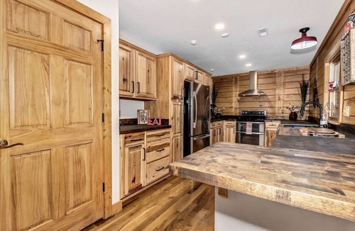 Old Fort Cabin | Cozy Mountain Cabin with Long-Range Views near Waterfall Park in Old Fort, NC