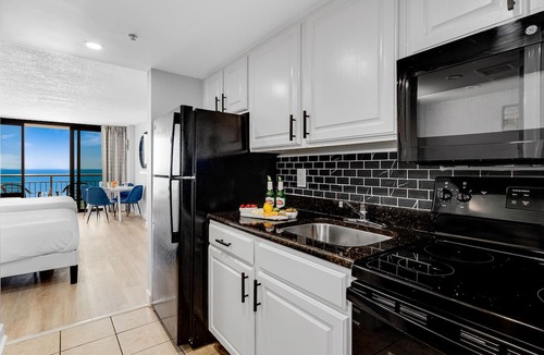 Myrtle Beach Condo | Cozy Oceanview Suite w/Full Kitchen