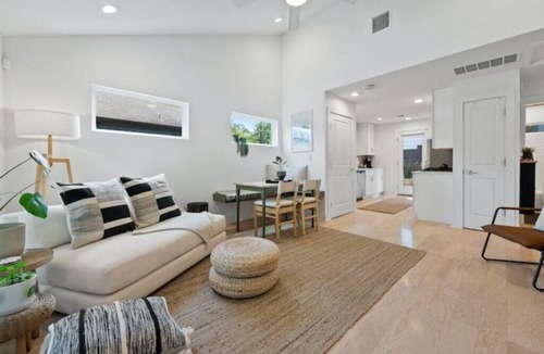 Rosewood House | COZY PATIO + MODERN COTTAGE + CONVENIENT LOCATION