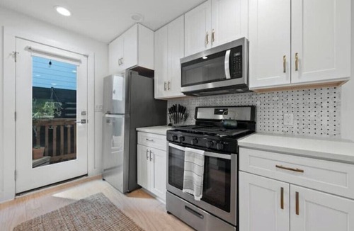 Rosewood House | COZY PATIO + MODERN COTTAGE + CONVENIENT LOCATION