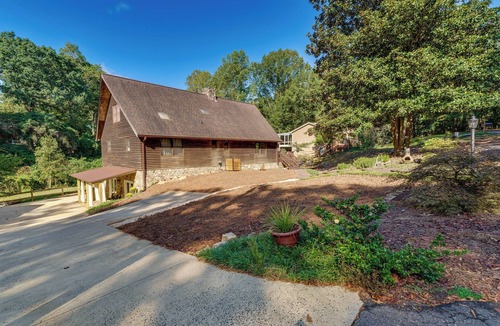 Hickory Cottage | Cozy, Pet-friendly Retreat in Hickory w/Fire Pit!