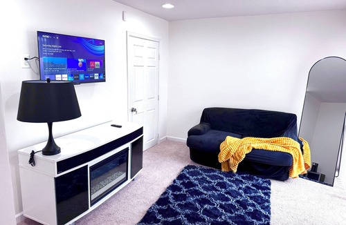 Glen Burnie House | Cozy Private Suite Gated Entry, Driveway Parking & Quiet Stay