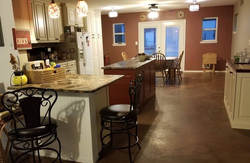 Tyler House | Cozy quiet 3 bdrm 2 bth 2 fireplaces, fenced yard minutes from everything