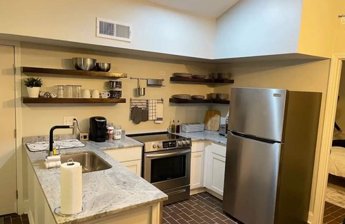 Charlotte House | Cozy remodeled 2-Bedroom close to everythingnn