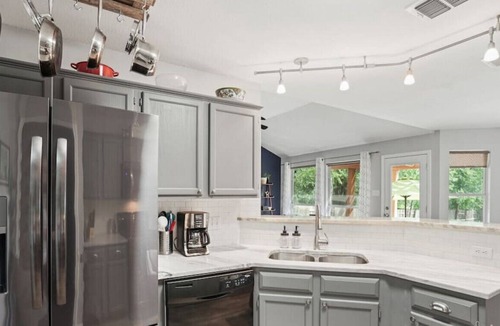 McKinney House | Cozy Retreat | King Bed, Huge Yard, Outdoor Dining