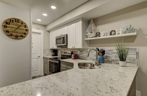 North Forest Beach Condo | Cozy Retreat! Short Walk to Coligny Plaza and the Beach!